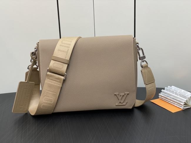 LV M22505杏色全皮男包 邮差包 Takeoff系列