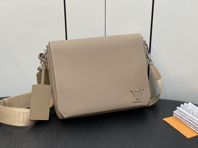 LV M22505杏色全皮男包 邮差包 Takeoff系列