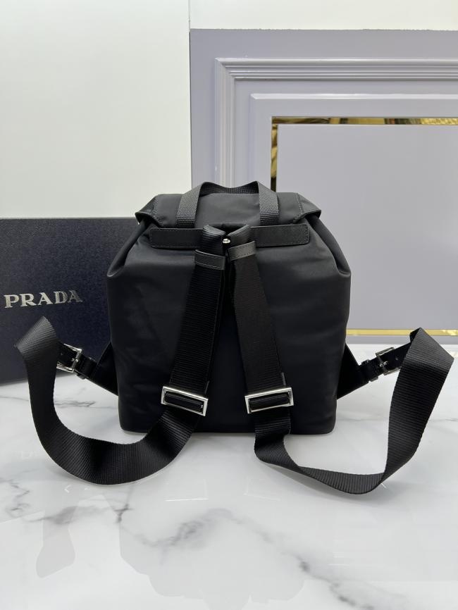 Prada新品降落伞尼龙背包小号1BZ677