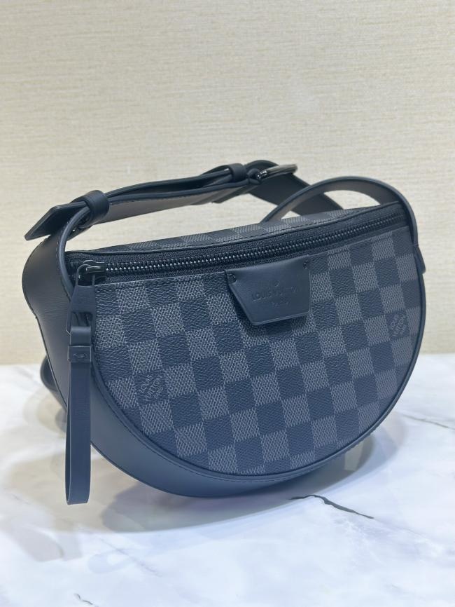 LV M23835 男包月亮包系列 秋冬新款 LV MOON CROSSBODY 手袋