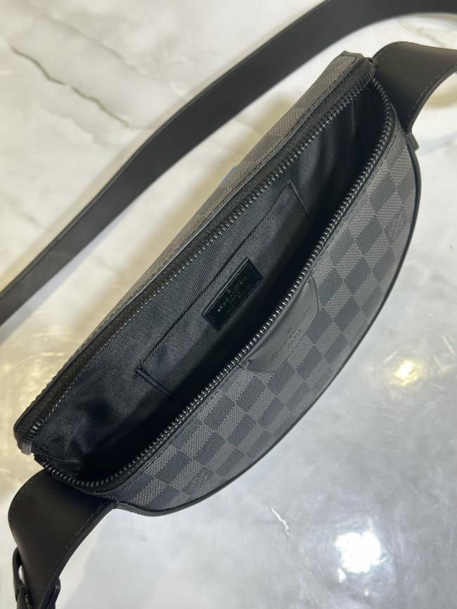 LV M23835 男包月亮包系列 秋冬新款 LV MOON CROSSBODY 手袋